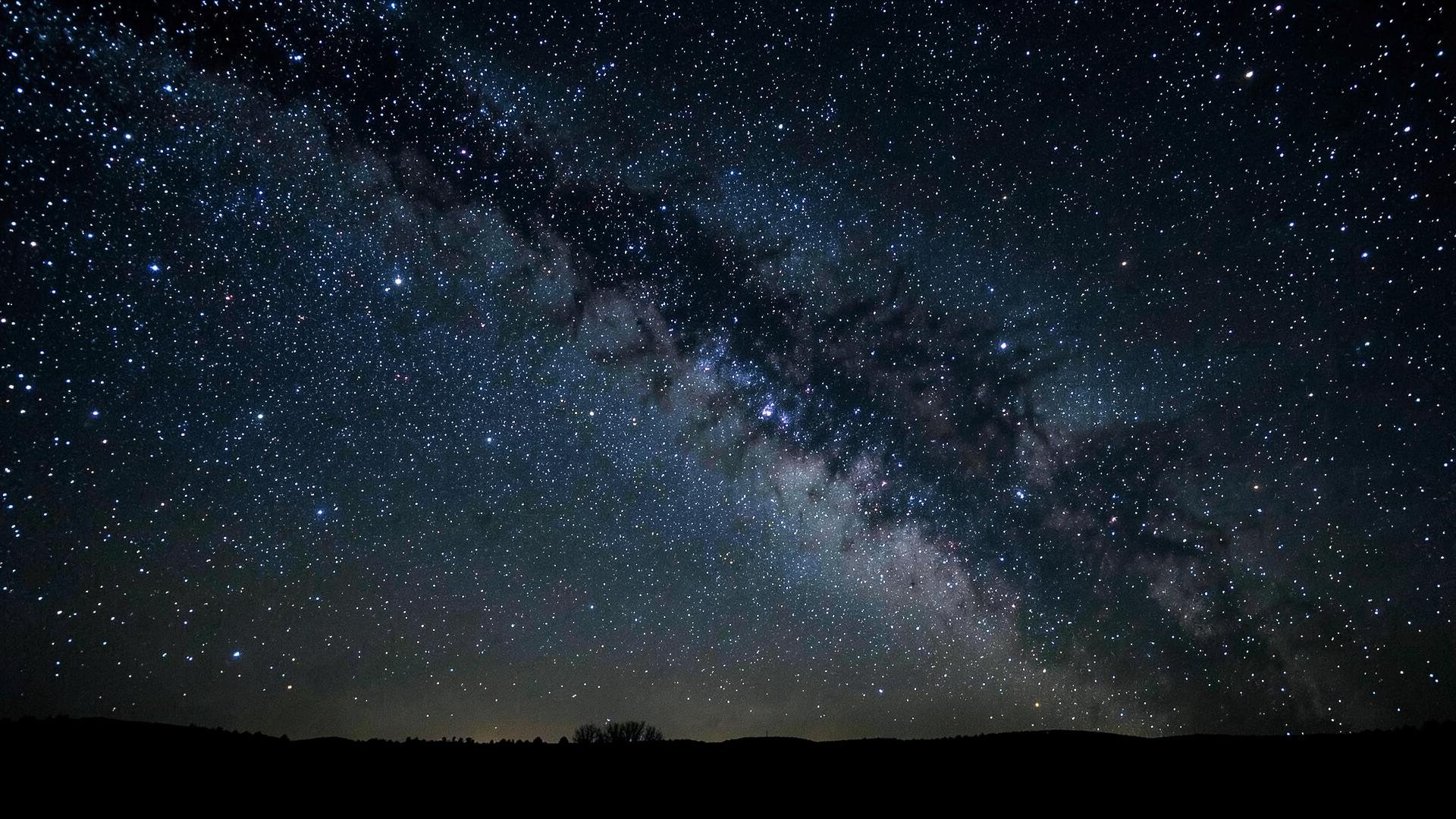 Bande de la Voie lactée dans un ciel nocturne étoilé